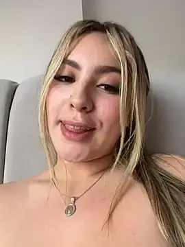 Stripchat Free Porn Cam of Cloee_Rainbow1