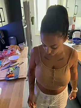 Stripchat Live Sex Cam of SweetPetiteNoir
