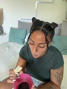 Stripchat Live Sex Cam of SweetPetiteNoir