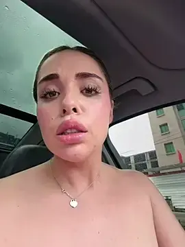 Stripchat Live Sex Cam of Alirawrz