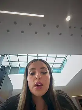 Stripchat Live Sex Cam of Alirawrz