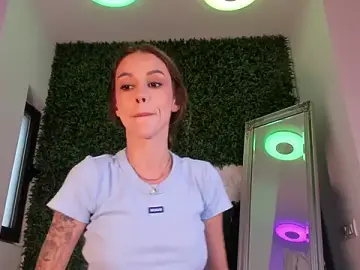 Stripchat Sex Cam of realhotfallingdevil