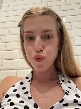 Stripchat Nude Webcam of kira_mia