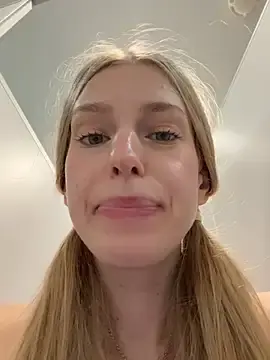 Stripchat Live Sex Cam of kira_mia