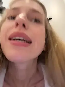 Stripchat Nude Webcam of kira_mia