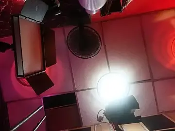 Stripchat Live Sex Cam of Charly_BC_Dirty