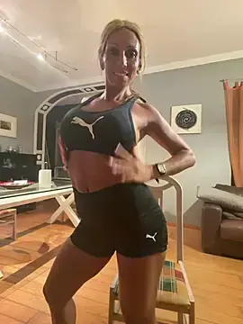 Stripchat Live Sex Cam of cari_guerrera