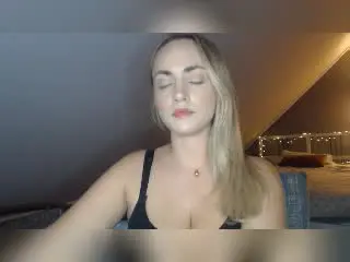 Xlovecam Live Sex Cam of ScarlettLips
